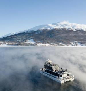 山前水中的一艘船