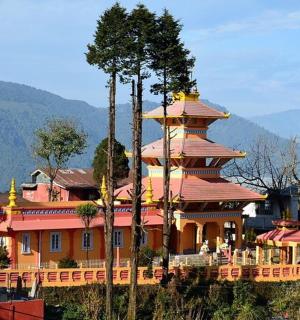 山上有一座带塔楼的大型橙色建筑