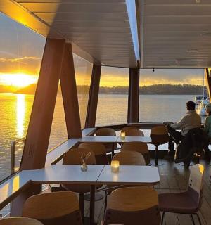 船上的餐厅,水面上的日落