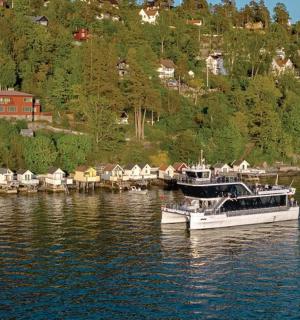 湖面上漂浮的船