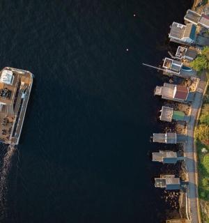 码头上停泊着船只的俯视图