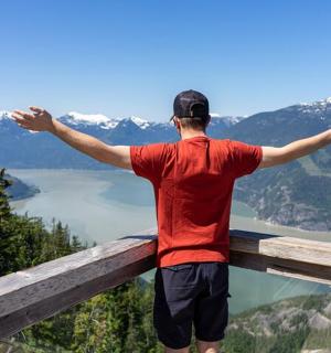 一名男子站在窗台上,张开双臂