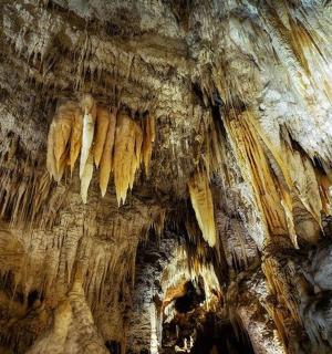 充满岩层的洞穴