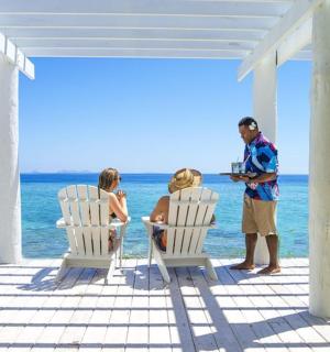 一群人坐在沙滩上的椅子上