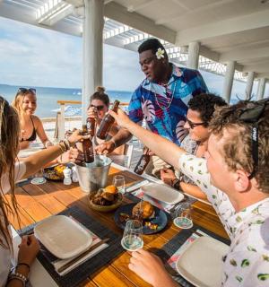 一群人坐在桌边喝酒