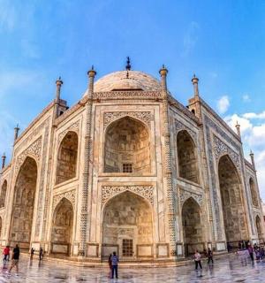 velká budova s lidmi stojícími před ní