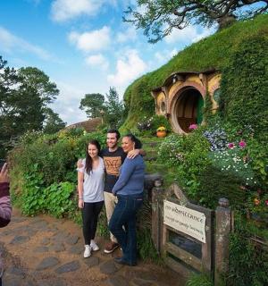 一群人站在房子前面