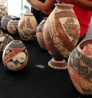 stůl plný váz nahoře