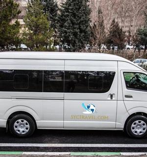 bílá dodávka parkuje na parkovišti