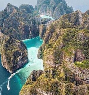 海洋中岛屿的鸟瞰图