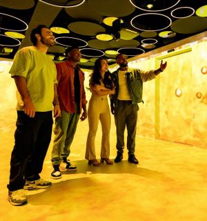 skupina lidí stojících v místnosti