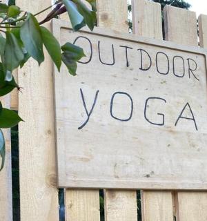 silt aial, millel on kiri "õues jooga"