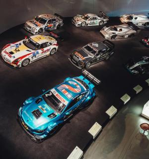 eine Gruppe von Autos, die auf einer Autoshow ausgestellt sind