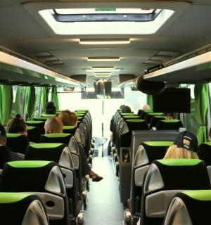 一群人坐在公共汽车上