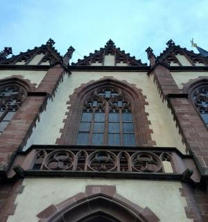ein hohes Gebäude mit Fenstern auf dem Dach