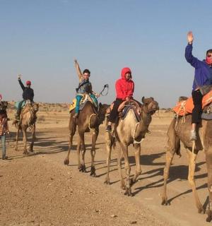 一群人在沙漠中骑马