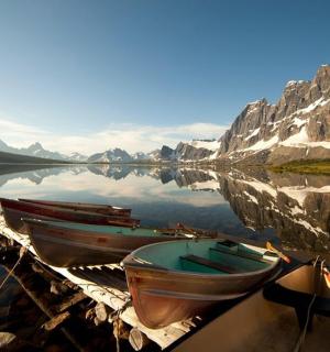 一群船停在山边的水面上