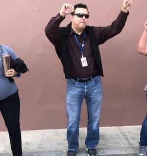 一名男子和两名女子站在墙边