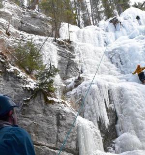 一名男子从白雪皑皑的山上速降