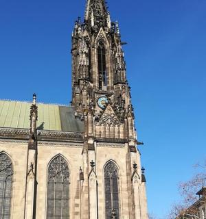 一座顶部有钟楼的大教堂