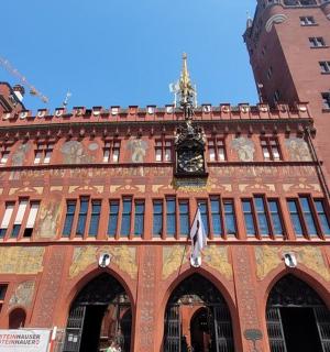 正面有钟的建筑物