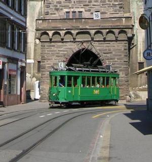 一辆绿色有轨电车穿过隧道