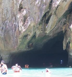 一群人在洞穴里的水中