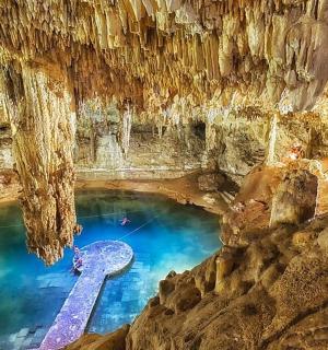 山洞里的一个大水池