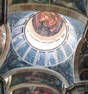 带有绘画的建筑物的天花板