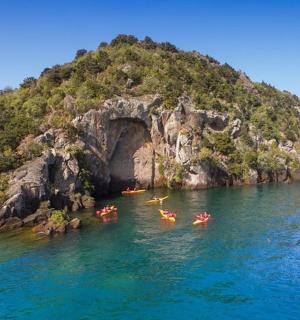 岛上有人在水中划皮艇