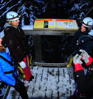 skupina lidí stojících ve sněhu