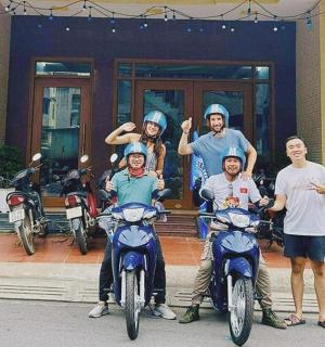 一群骑摩托车的人在一栋建筑物前