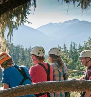 一群戴着头盔的人望着山