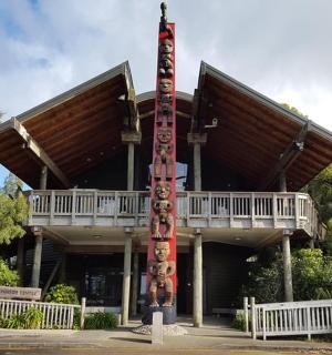 带有写字杆的建筑物