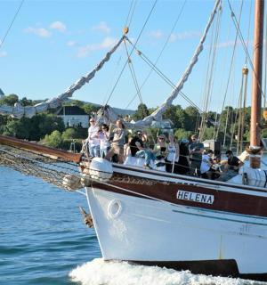 一群人在水中的船上