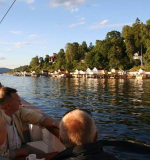 一群人在水上的船上