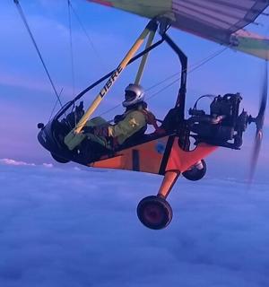 一名男子驾驶飞机在天空中