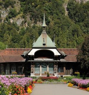 budova s věží v zahradě s květinami