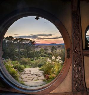 房间里有景观的圆形窗户