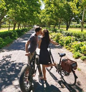一男一女在自行车旁接吻