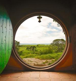 房间里有景观的圆形窗户