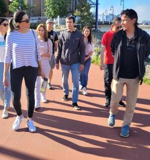 一群人在人行道上行走