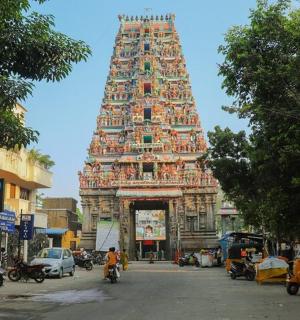 velká budova s velkou věží ve městě