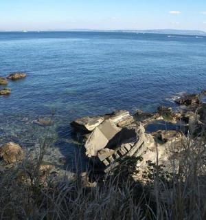 水中有岩石的一大片水域