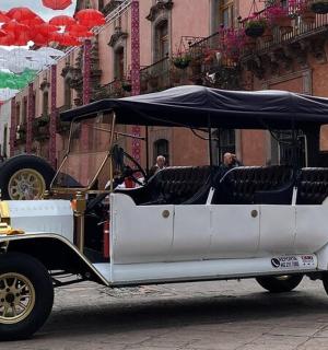 城市街道上的带顶篷的高尔夫球车