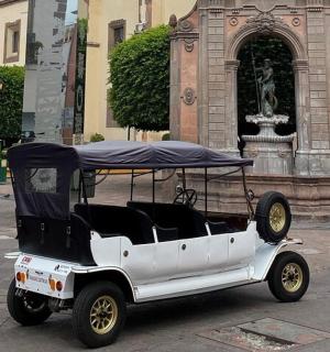 一辆高尔夫球车停在一栋建筑前