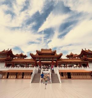 velká budova s oblohou v pozadí