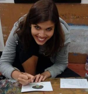 žena sedící u stolu s papírem