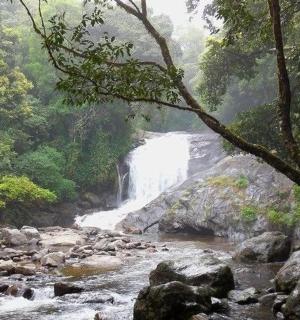 et vandfald midt i en flod