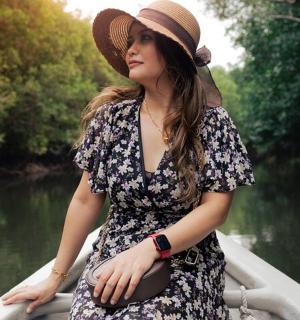 一位戴着帽子的女人坐在船上